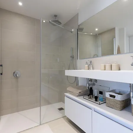 Luxury 3-bedroom Skyline In Higueron